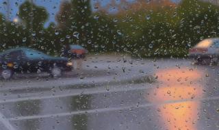 站在摩天大楼的顶上,隔着静静玻璃窗,外面下着雨,什么歌谁唱的 外面下着雨